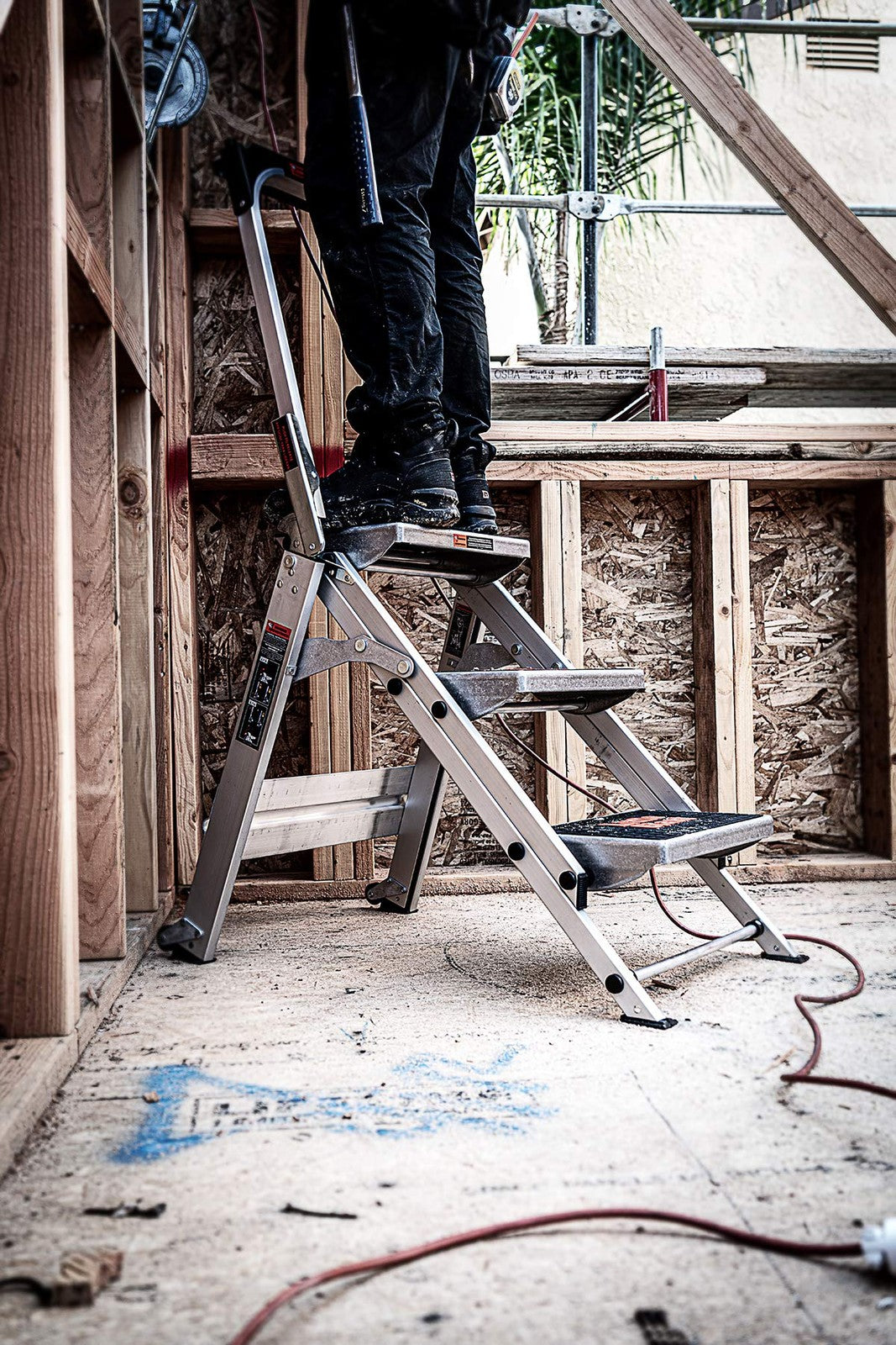 Little Giant Safety Step 3-step aluminum ladder with 3-foot height and 300 lbs weight capacity, Type 1A sturdy step stool