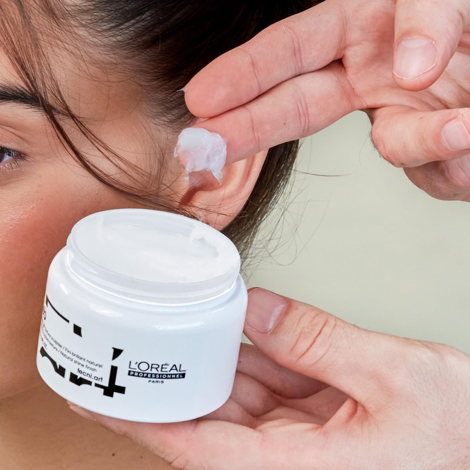 L'Oréal Professionnel Paris Flex Web Texture Paste container showing the strong hold pomade for styling hair.