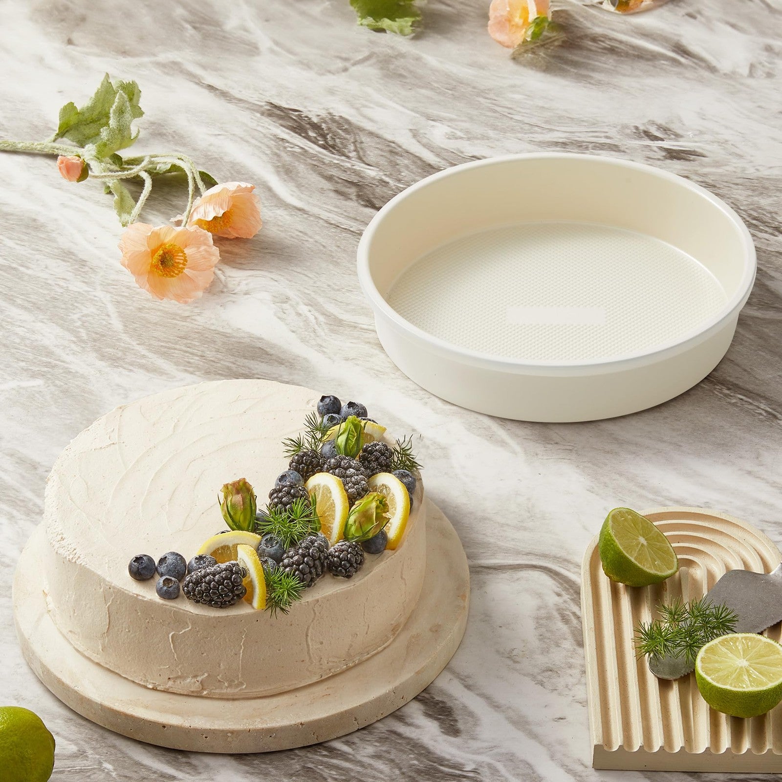 HONGBAKE nonstick ceramic 9-inch round cake pans set of 2 with heavy-duty aluminized construction, smooth baking surface, and raised edges.