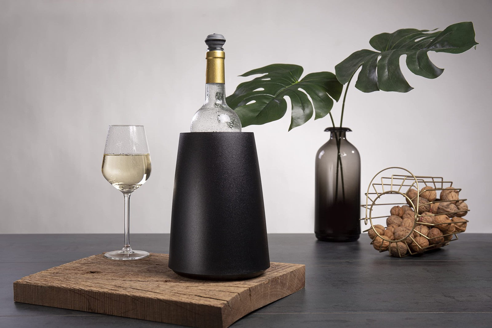 Vacu Vin Elegant Black wine cooler with active chilling mechanism and freezer insert for keeping wine bottles cold