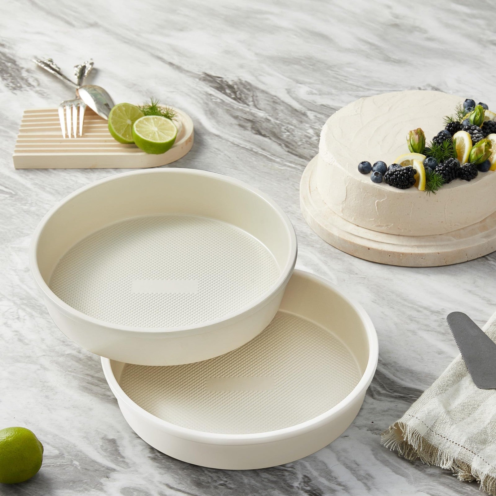 HONGBAKE nonstick ceramic 9-inch round cake pans set of 2, heavy-duty aluminized baking pans, with smooth nonstick surfaces.