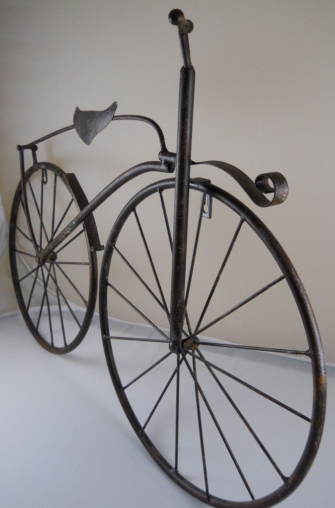 Antique brown Ud Insideout 25 Iron bicycle wall art featuring vintage-style metal bike design for home decor.