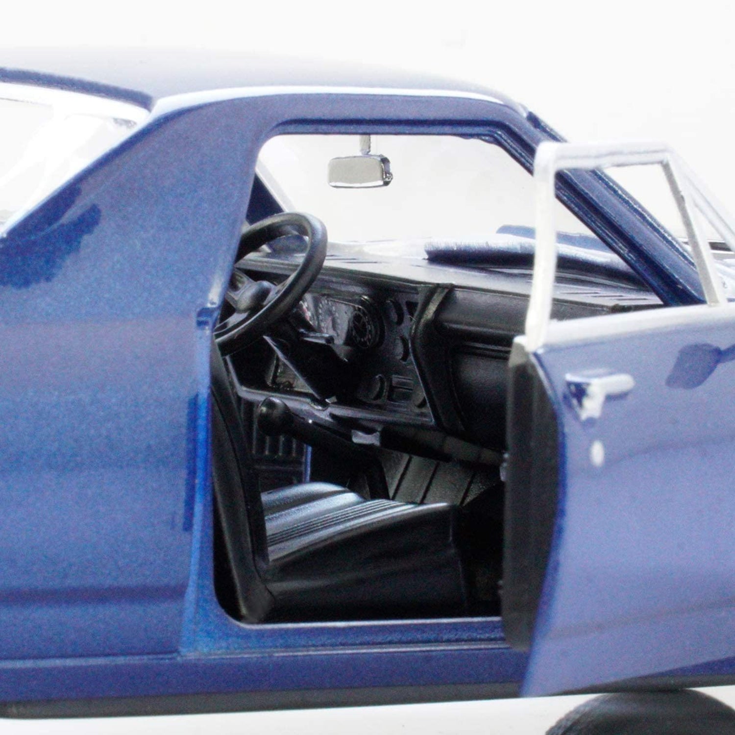 Diecast MotorMax 1:24 scale American Classics 1970 Chevrolet El Camino SS' 396 model in blue with detailed features.