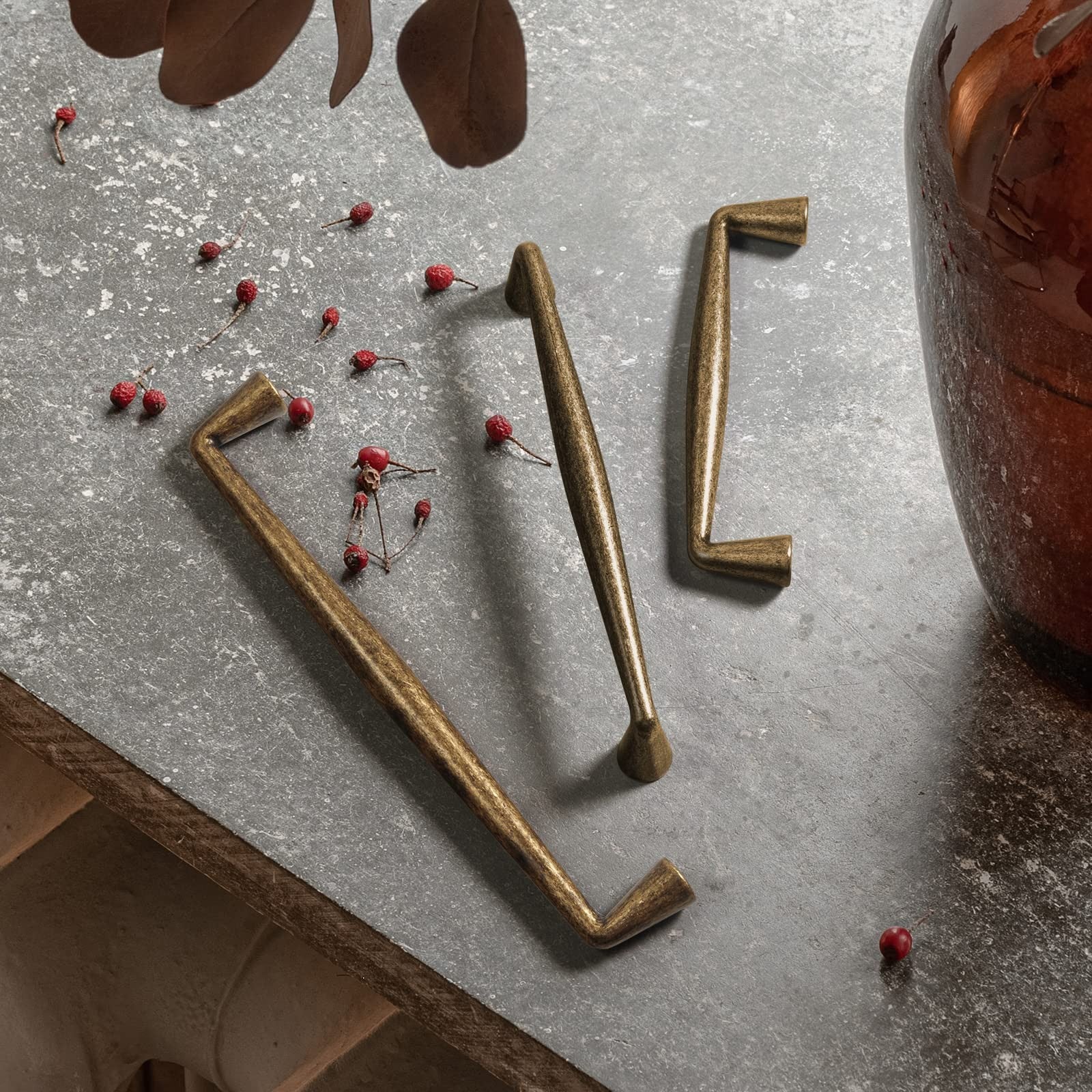 Goo-Ki vintage retro antique brass zinc alloy cabinet handle with 7.56mm hole, featuring classic design and polished finish.
