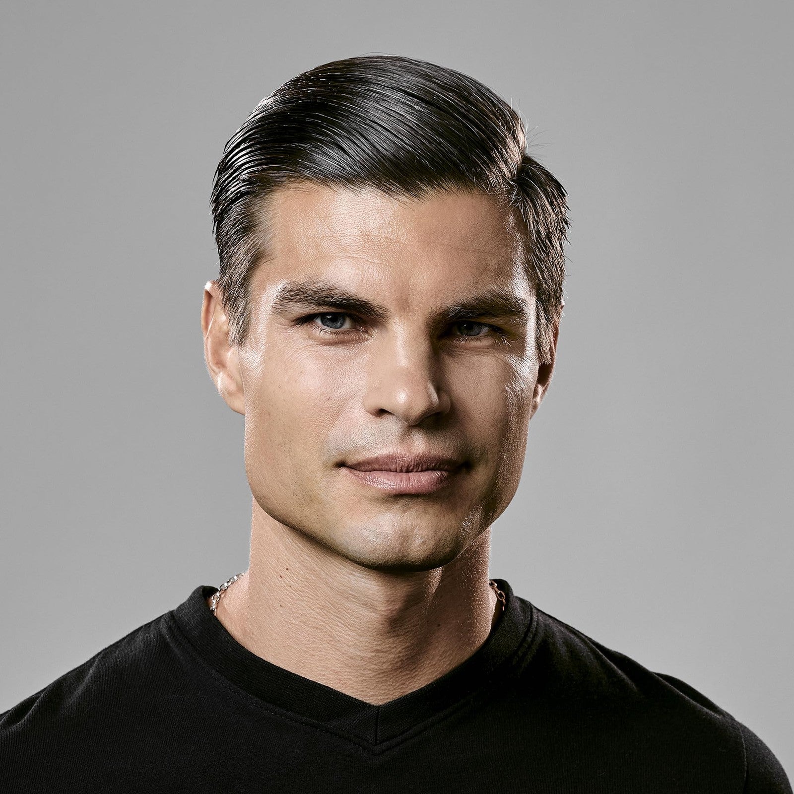 Bumble and bumble Sumogel Hi-Hold Styling Hair Gel with strong hold and high shine finish, shown in a clear squeeze bottle.