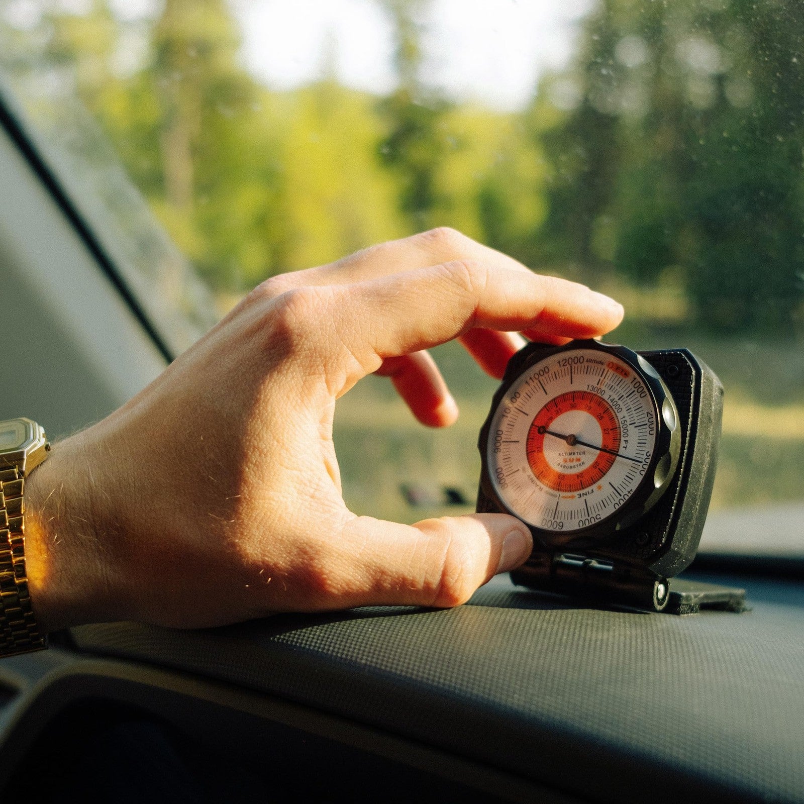 Sun Company Altilinq dashboard altimeter and barometer for car, showing digital display and measurement readings.