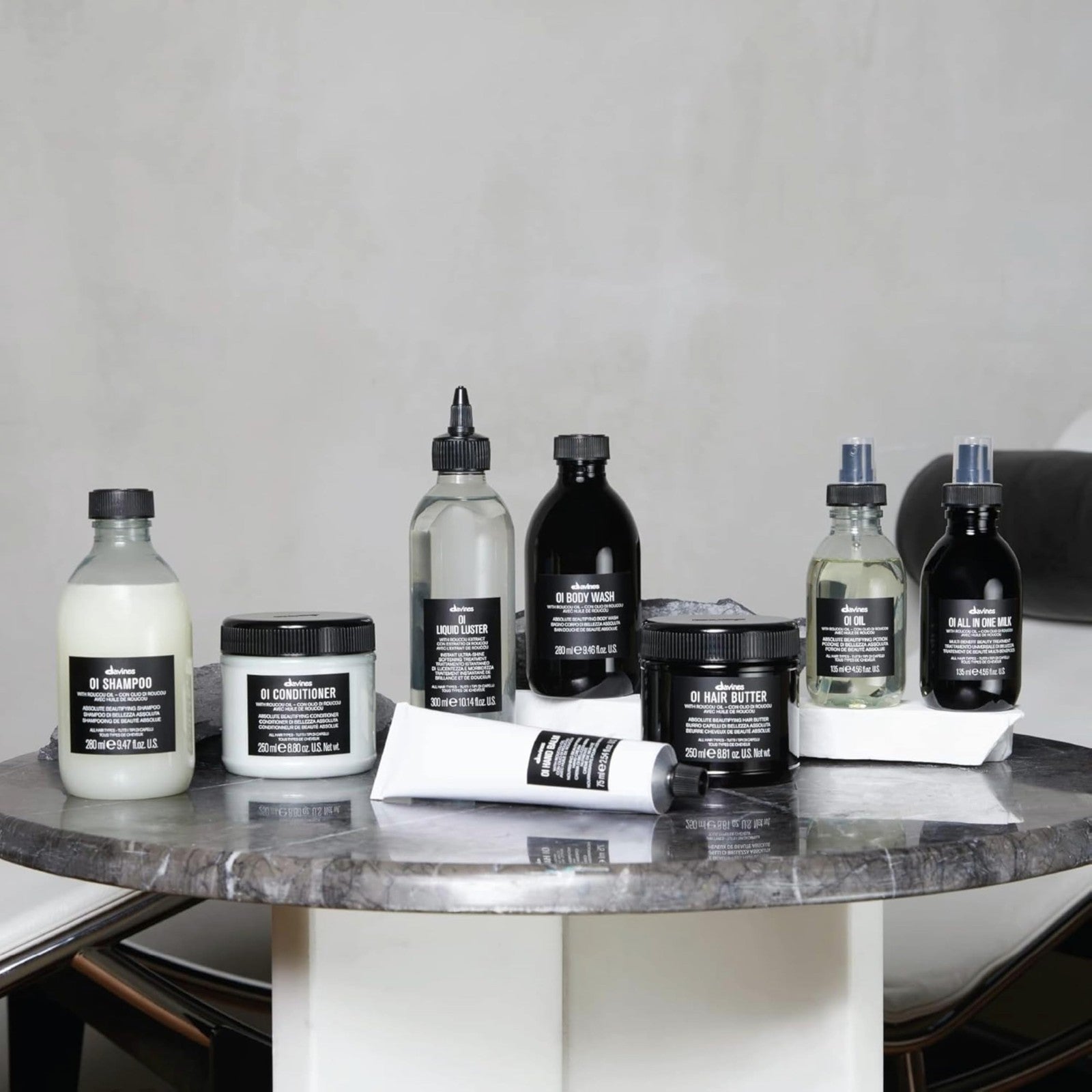 Davines OI Body Wash with Roucou Oil, hydrating and gentle cleanser in a 9.47 fl oz bottle, showing the product bottle and label.