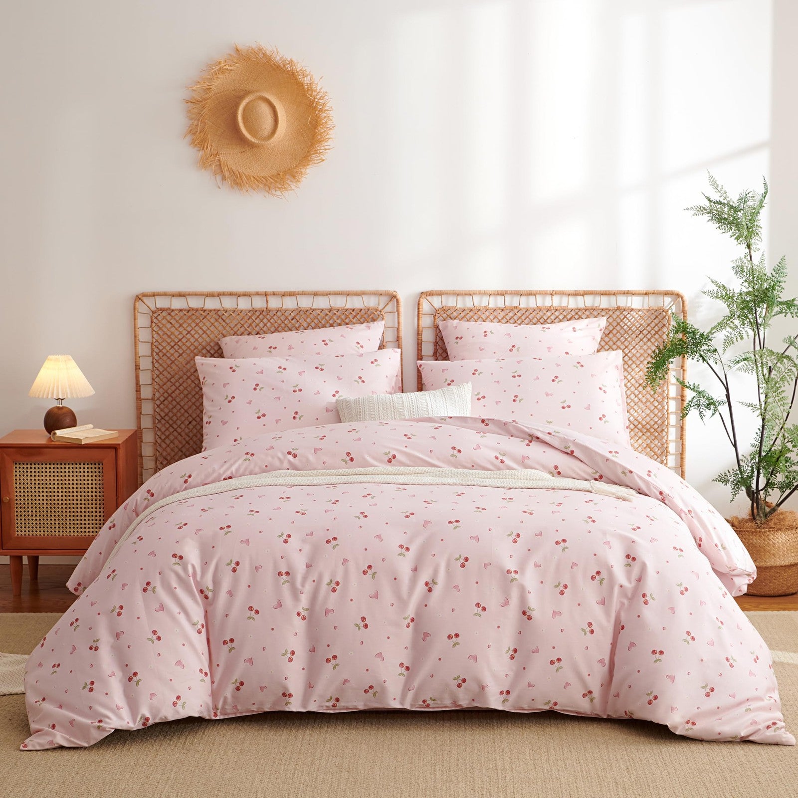 Full-size pink Sedefen Cherry duvet cover set with red heart design, includes matching pillowcases, perfect for kids' bedroom bedding.