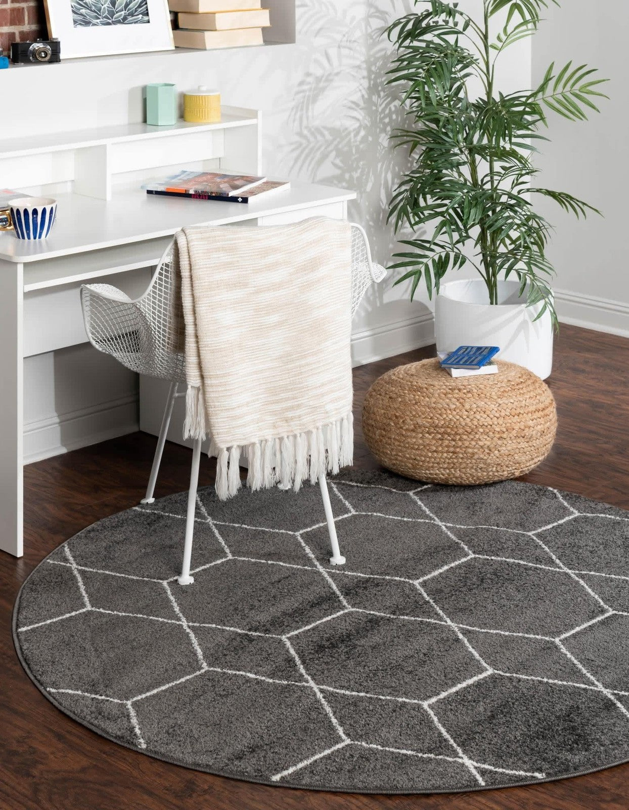 Dark gray geometric area rug from Unique Loom Trellis Frieze Collection with a round shape and modern design.