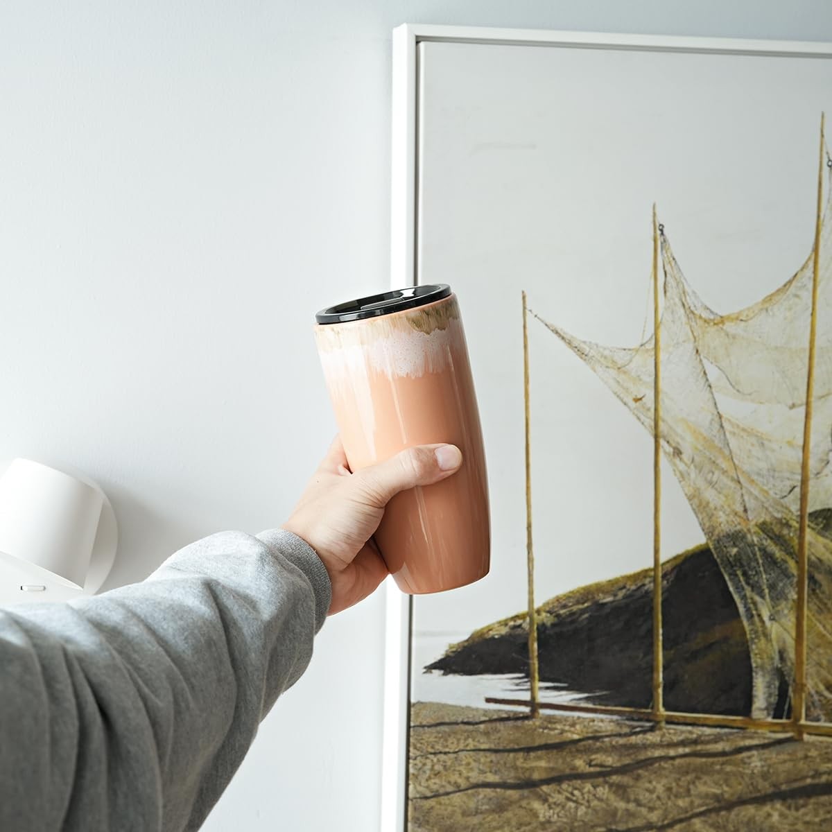 Bosmarlin 21 oz ceramic travel coffee cup with lid, portable mug for car use, featuring a sleek design and secure lid.
