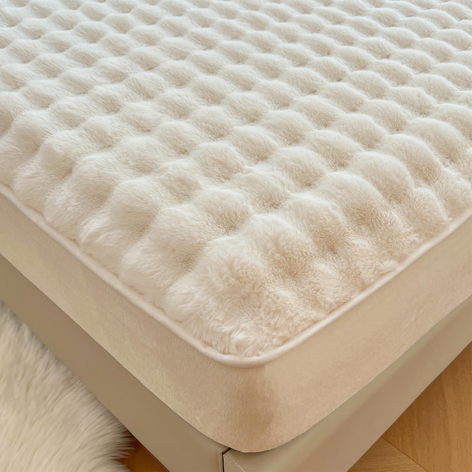 Velvet queen size fitted sheet from ZIQINPSQ with plush shaggy faux fur bottom, soft and cozy for a luxurious bedroom feel.