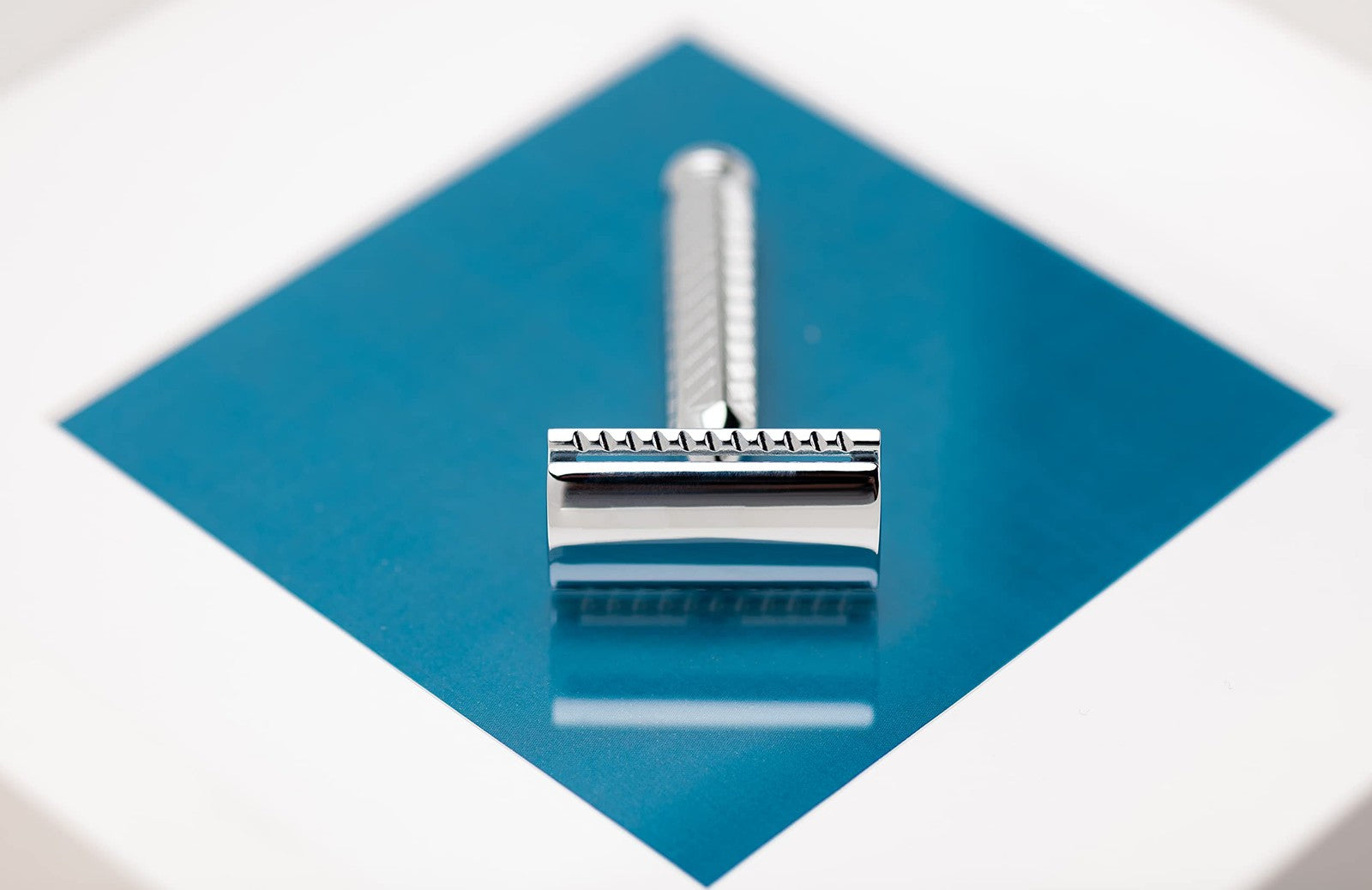 MERKUR 42C double edge safety razor with hexagonal handle and 3-piece design, shown close-up of the razor's head and handle.