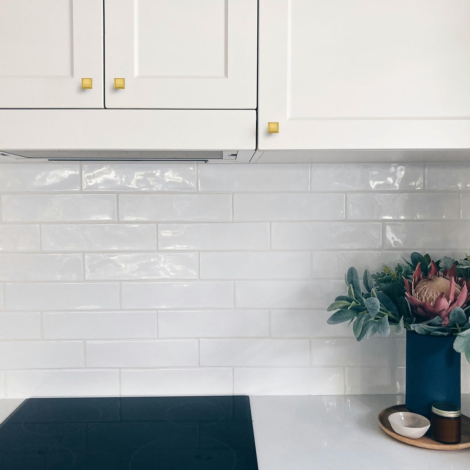 Ravinte 30-pack brushed brass kitchen square cabinet knobs, solid metal, with a modern square design for kitchen cabinets.