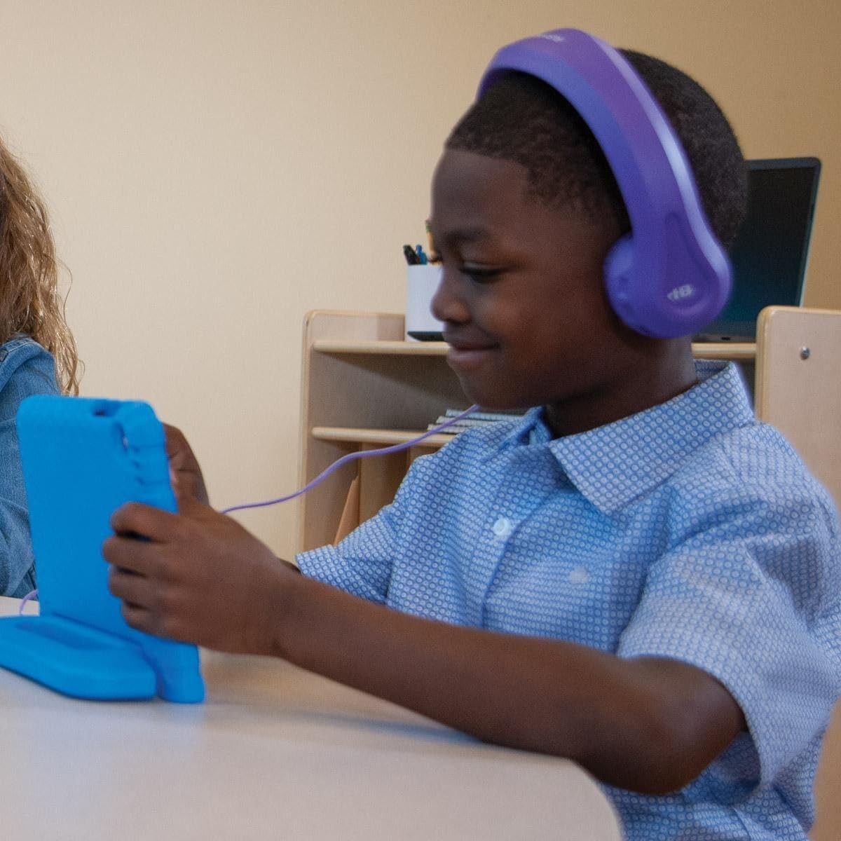 HamiltonBuhl Flex-Phones kids headphones with durable EVA foam ear cushions and volume limit of 85 d, designed for safe listening.