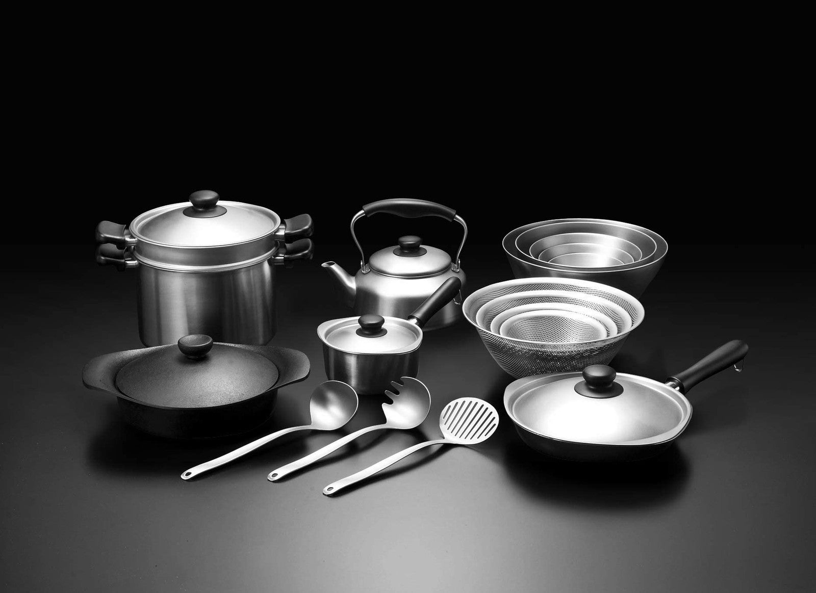 Yanagi Sori stainless steel punching strainer with drainage holes, 10.6-inch size, designed to prevent kitchen sink clogs