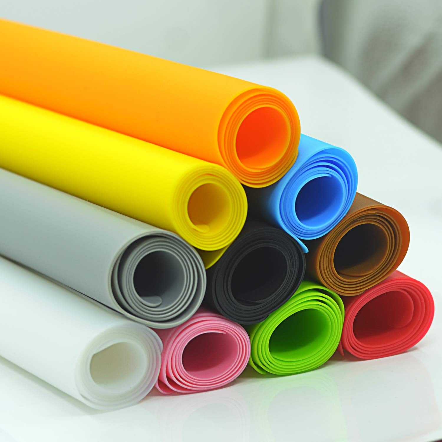 Panzexin silicone placemats with non-slip, waterproof surface, ideal for protecting tables from food stains during dining.
