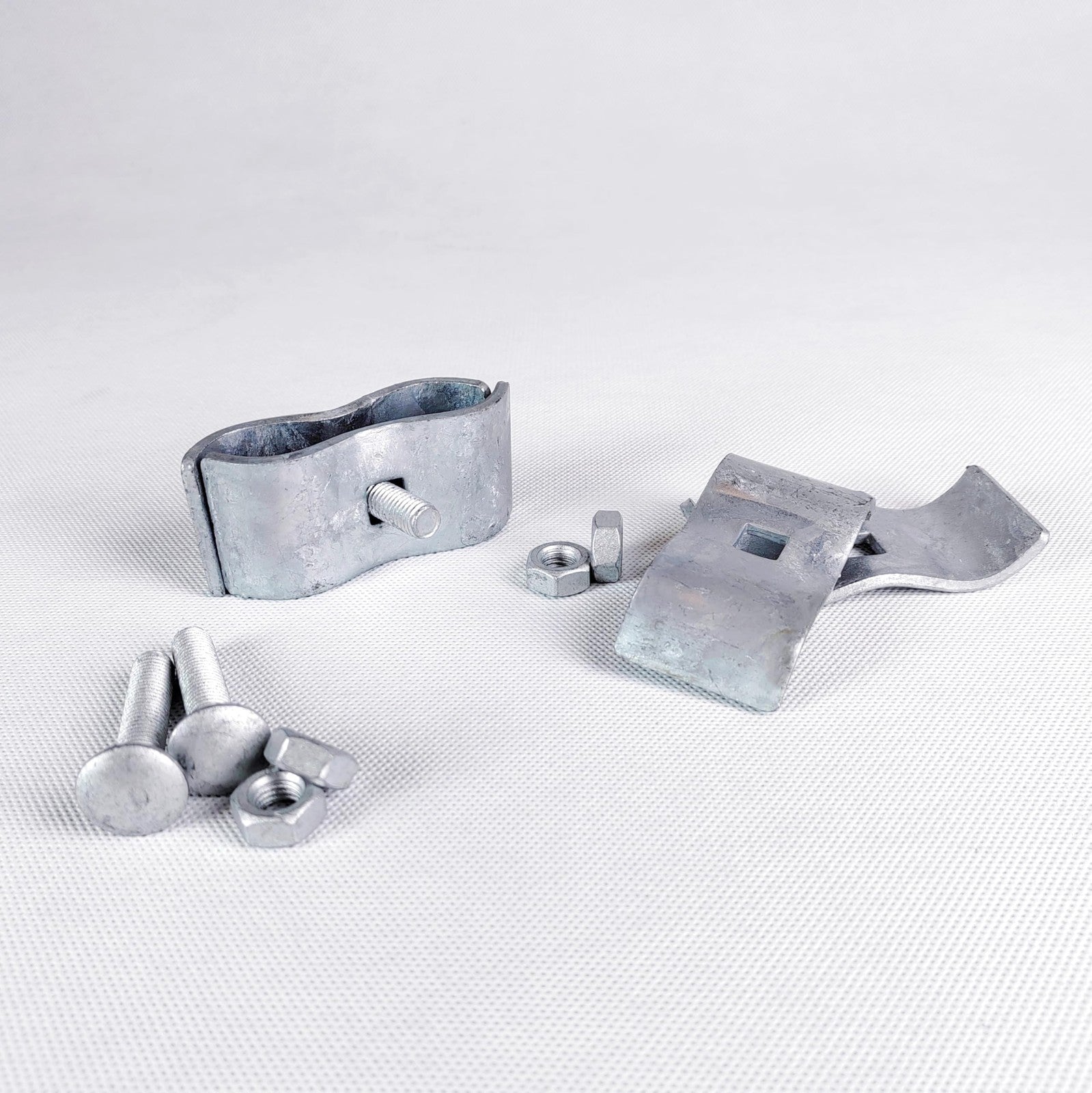 18-pack galvanized chain link fence panel clamps for dog kennels, 1-3/8 inch size, sturdy metal fence accessories.