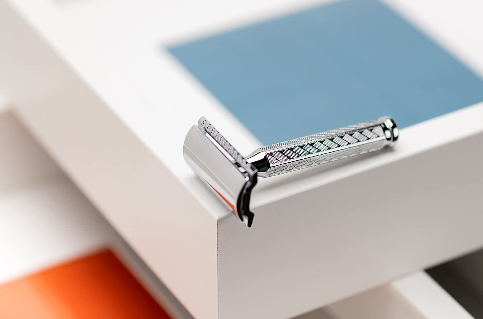 MERKUR 42C double edge safety razor with a hexagonal handle and 3-piece design, showing the razor's head and handle details.