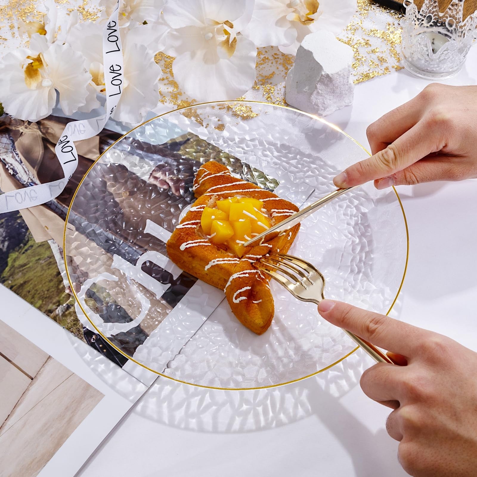 Set of 60 Rubtlamp gold plastic dinner plates, 10-inch clear gold disposable plates with hammered pattern design.