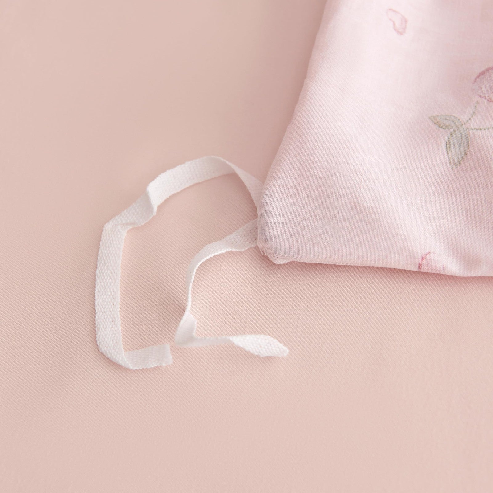 Sedefen Cherry full-size kids duvet cover set with red heart on pink bedding, includes 3-piece pink and red bedroom decor.
