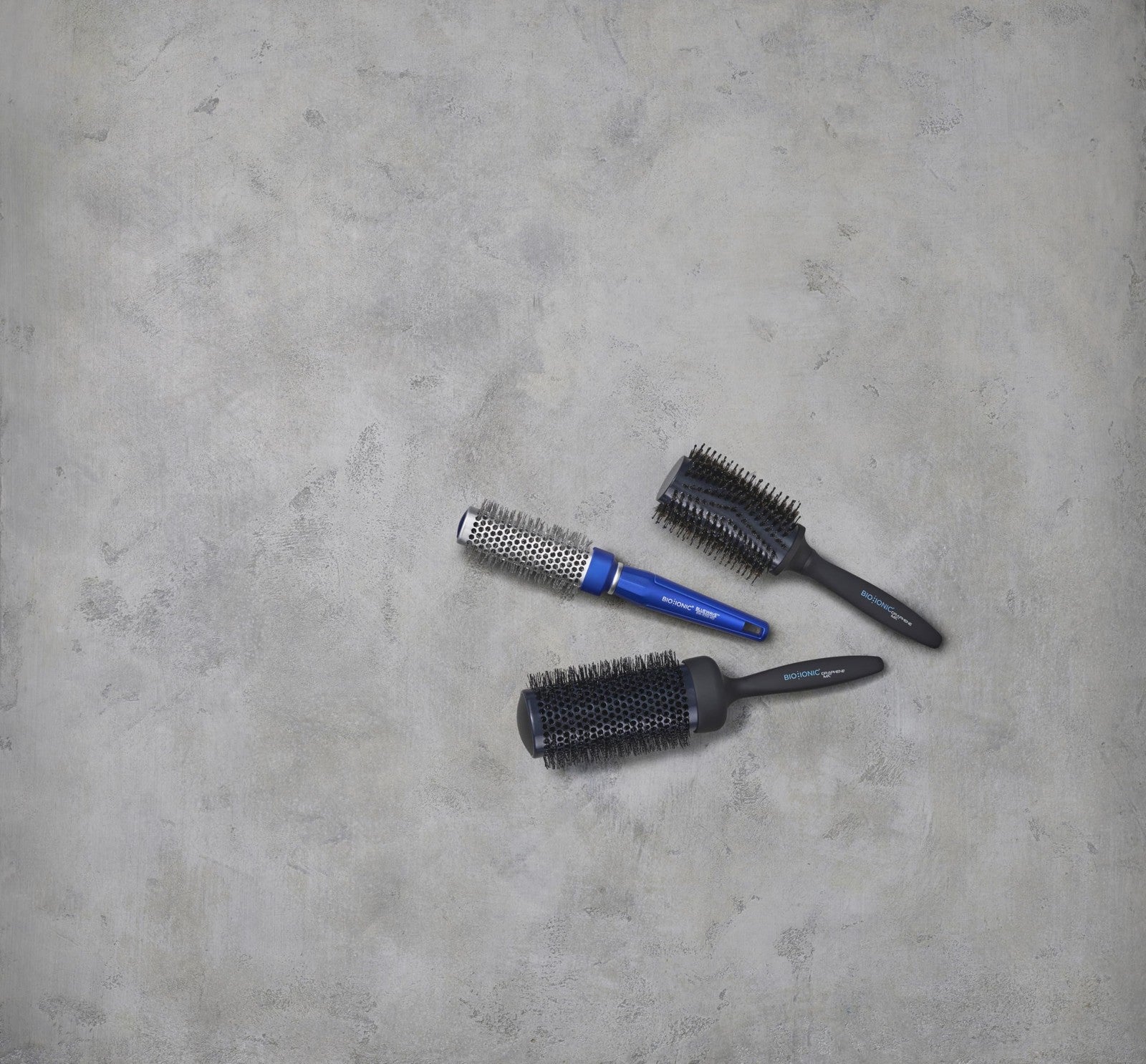 BIO IONIC BlueWave NanoIonic Conditioning Brush in medium size, designed to smooth hair and add frizz-free shine.