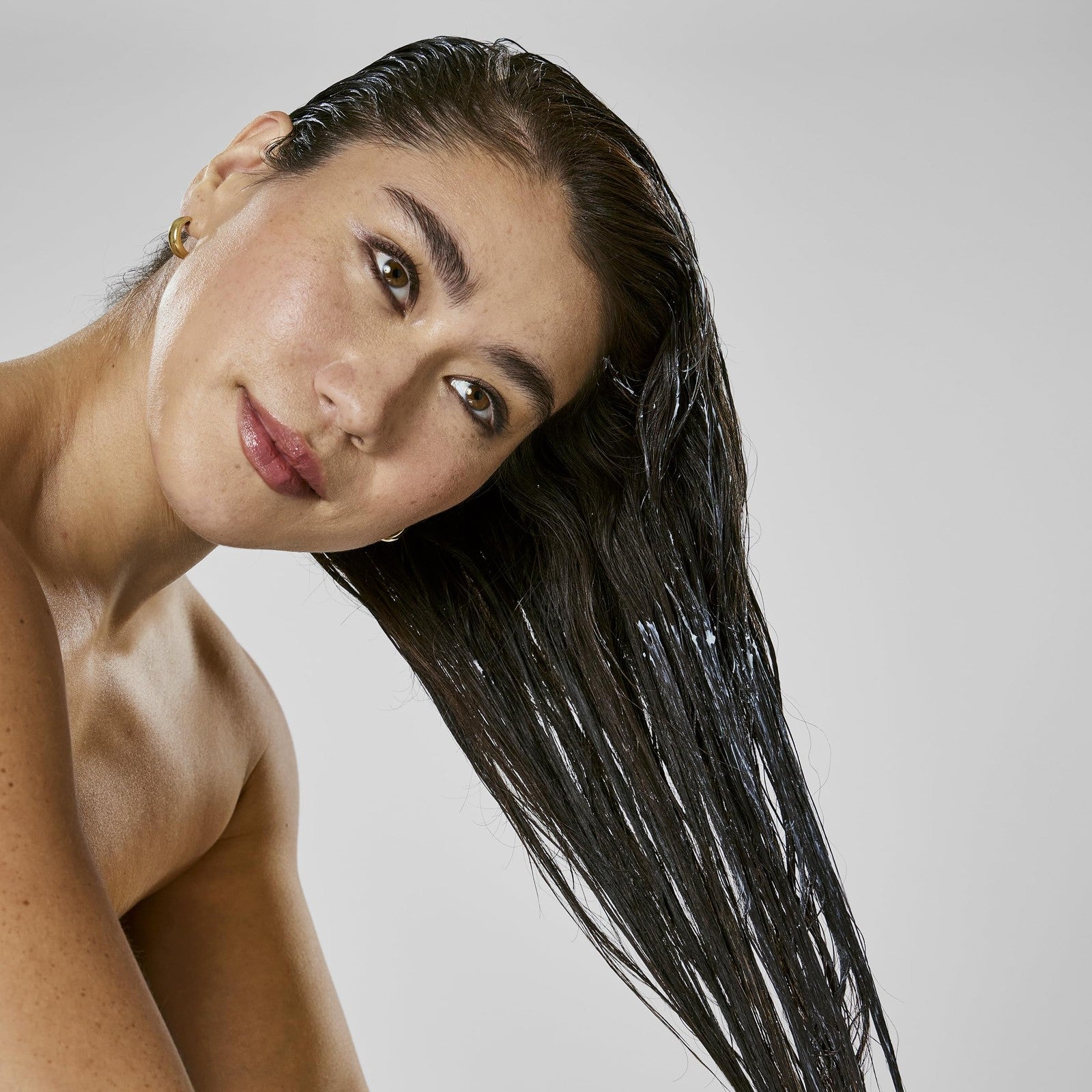 Bumble and bumble Hairdresser's Invisible Oil Hydrating Hair Mask applied to smooth, shiny hair for deep moisture and softness.