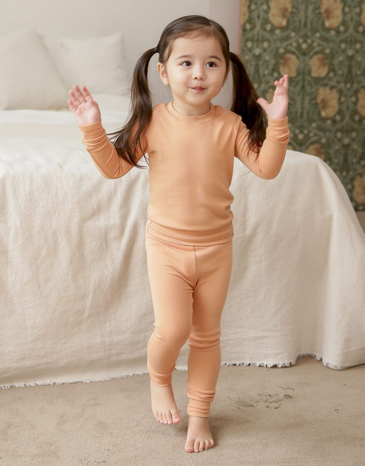 Vaenait Baby kids long sleeve sleepwear pajamas 2-piece set in modal fabric, featuring orange and white colors with playful patterns.