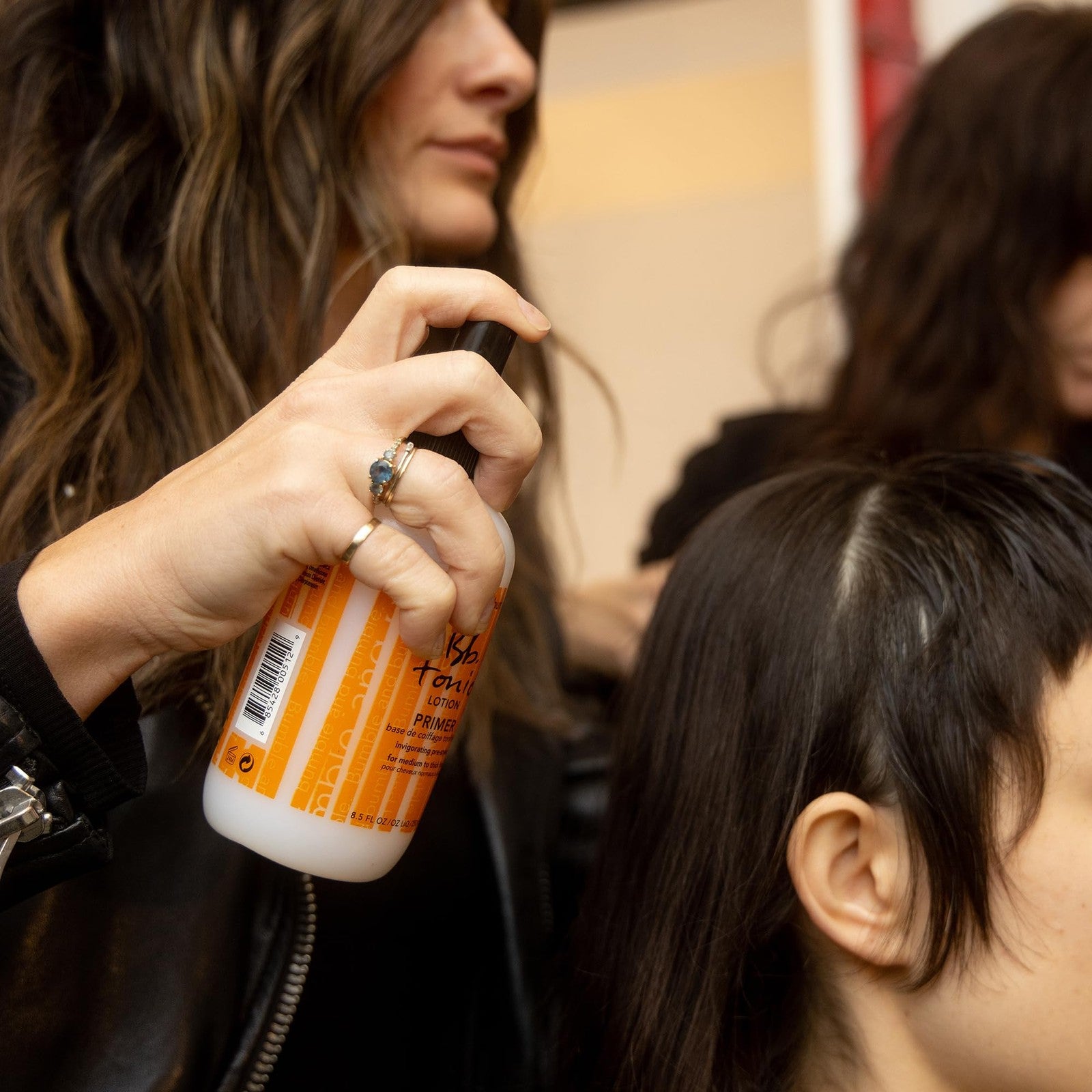 Bumble and bumble Tonic Lotion Tea Tree Oil Primer in an 8oz bottle, designed for detangling and refreshing hair care.