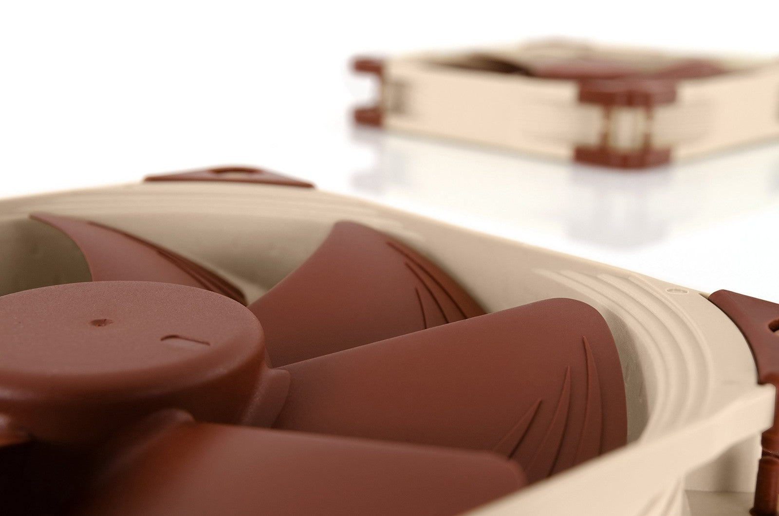 Noctua NF-A14 FLX 140mm silent fan with 3-pin connector and SSO2 bearing, suitable for radiator or case cooling.