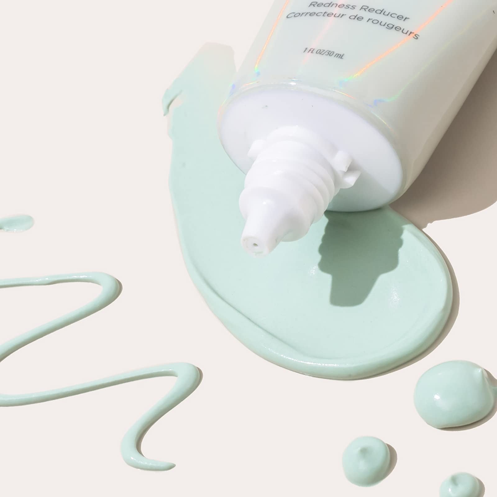 PÜR MINERALS 4-in-1 Correcting Primer for face, reduces redness and prepares skin for makeup application.