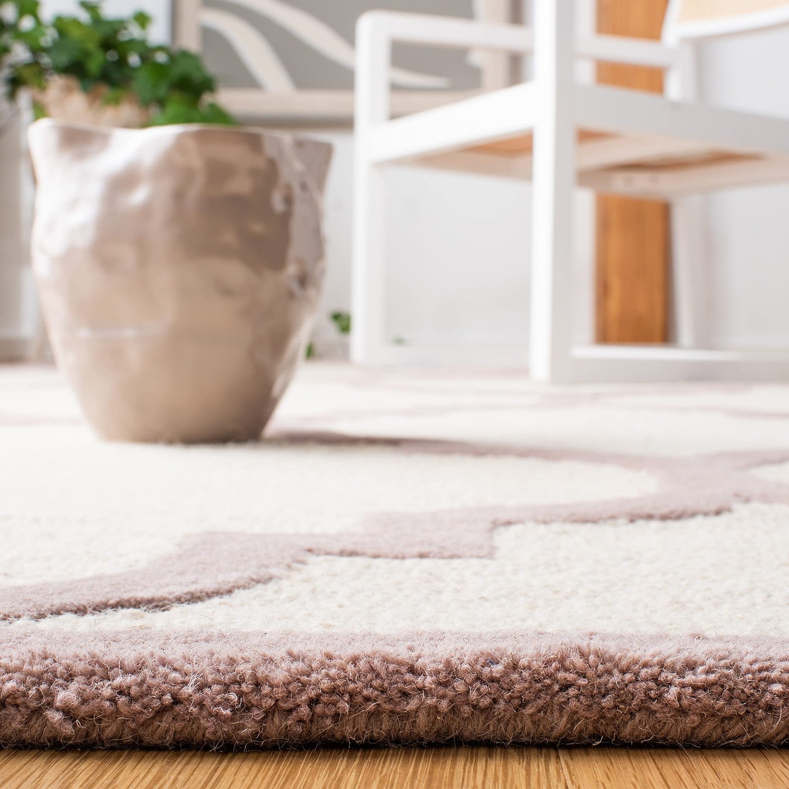 Safavieh Cambridge Collection 4x6 handmade Moroccan rug in ivory and beige with intricate patterns and textured design.