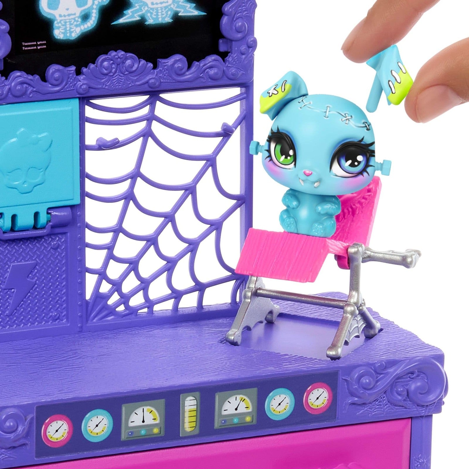 Monster High Make-A-Monster Pet Playset featuring Frankie Stein doll with over 30 accessories and customizable pet options.