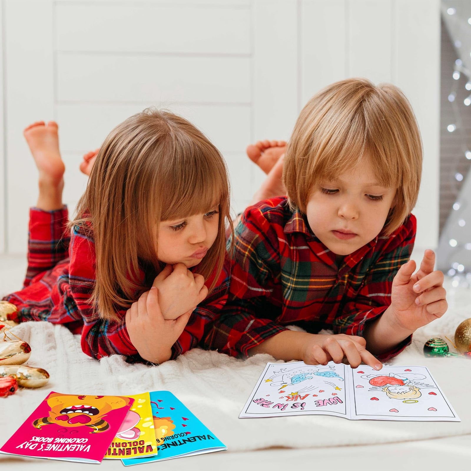 Set of 100 90shine Valentine’s Day mini coloring books for kids, featuring colorful covers and playful illustrations.