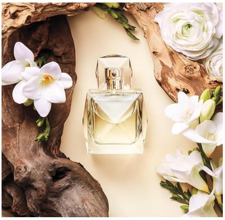 XO KHLOE Eau de Parfum spray for women, 1oz, floral woody fragrance, featuring the elegant perfume bottle.