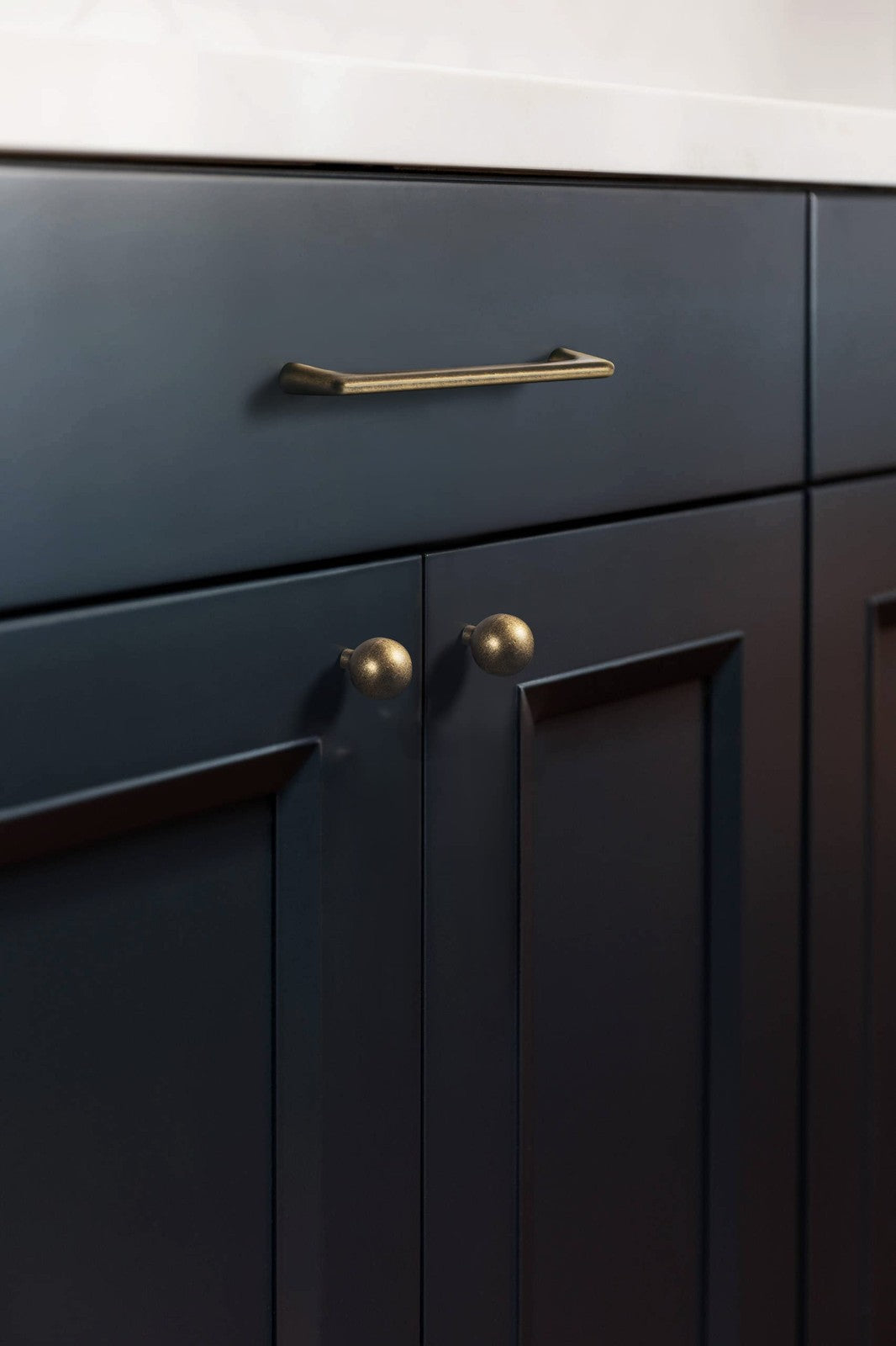 Goo-Ki antique brass zinc alloy cabinet pull handle for dresser, wardrobe, or cupboard with detailed metal finish.