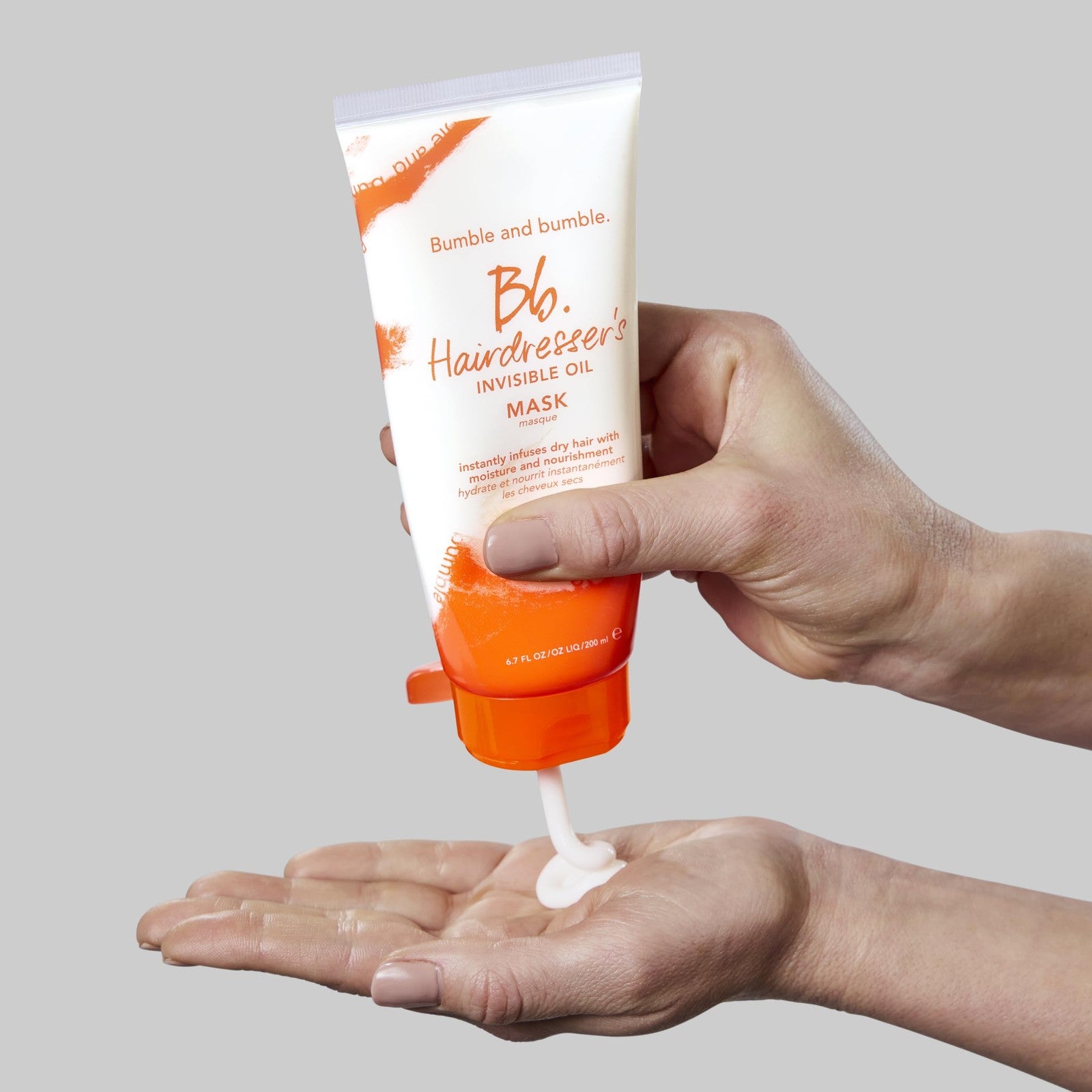 Bumble and bumble Hairdresser's Invisible Oil Hydrating Hair Mask in a jar, creamy texture, ideal for nourishing and moisturizing hair.
