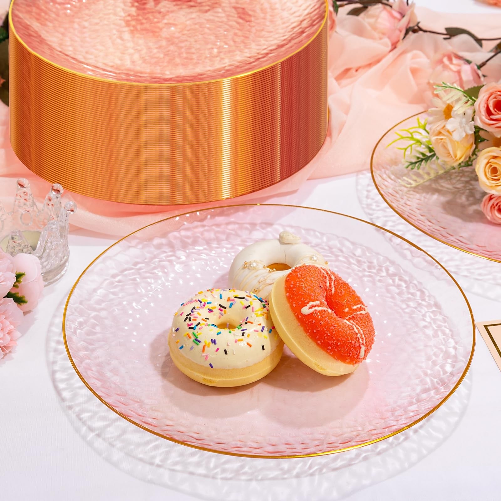 Rubtlamp 100-pack pink and gold plastic dinner plates, 10 inches, featuring clear pink and gold accents for festive occasions