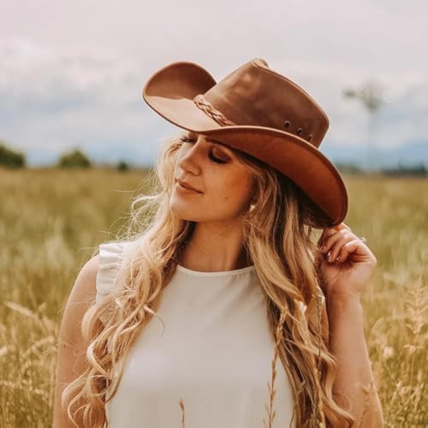 American Outback Hats Hollywood Outback hat made of oiled leather, cowboy style with wide brim and classic Western design.