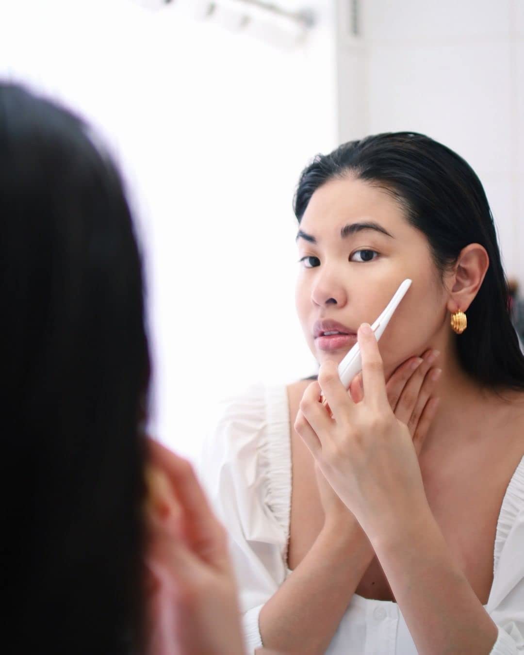 Finishing Touch Flawless Dermaplane Glo Lighted Facial - Flawless Official Imagery - 5