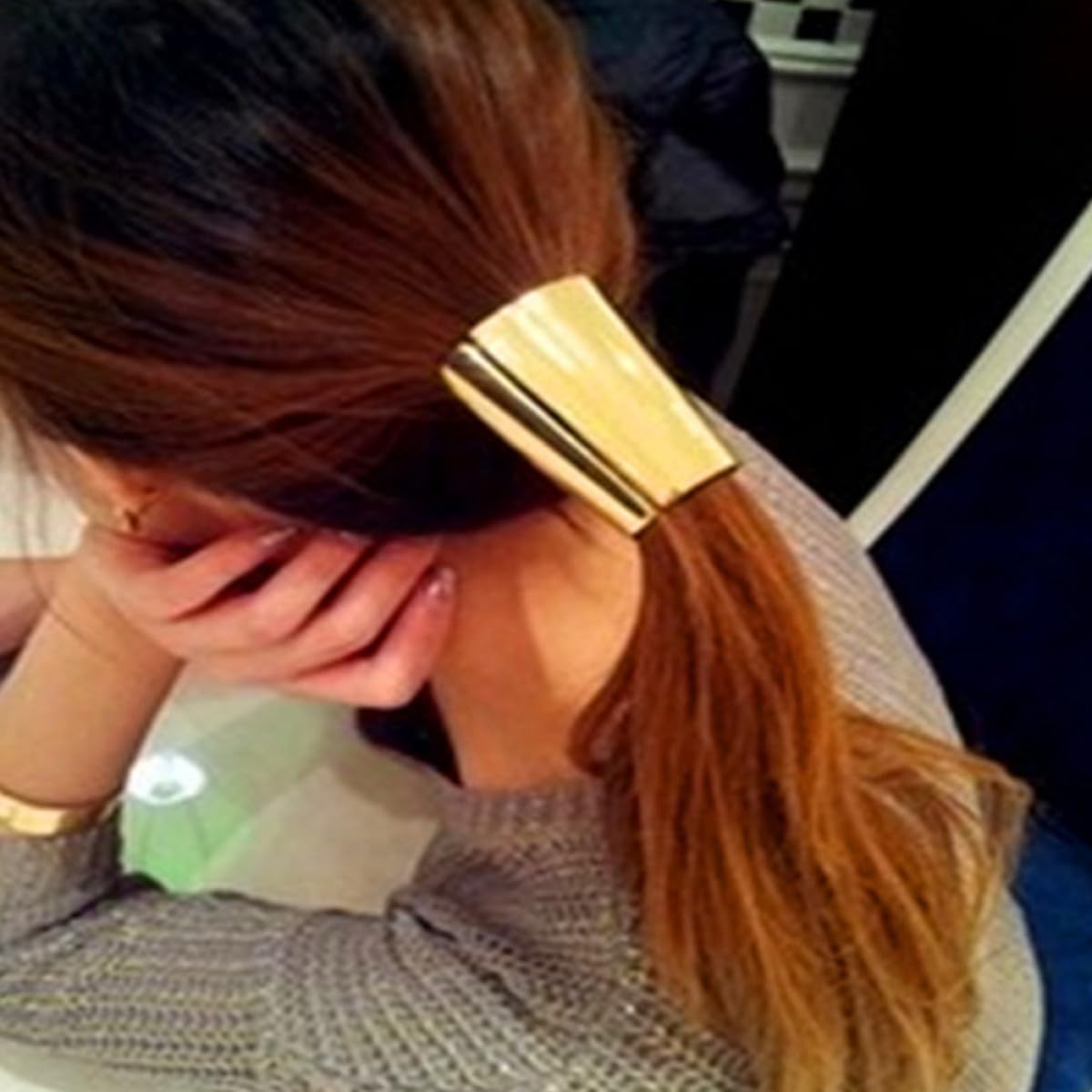 Gold PLAFOPE metal hair tie for ponytails, stylish elastic hair elastic holder for everyday use and hair styling.
