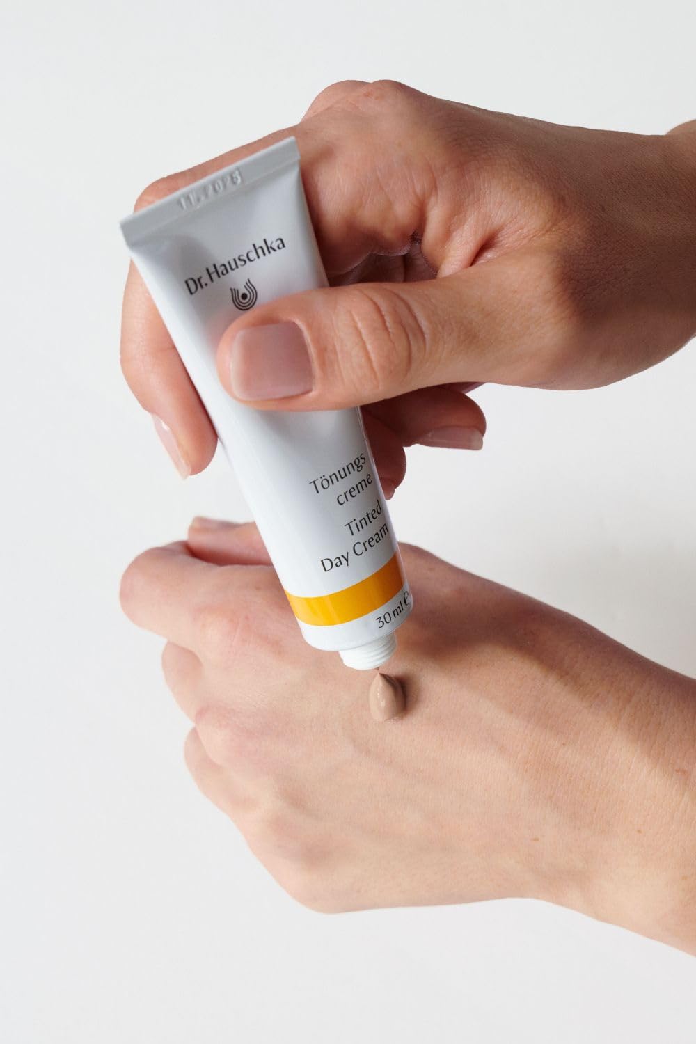 Dr Hauschka Tinted Day Cream 1 Fl Oz - Dr. Hauschka Official Imagery - 5