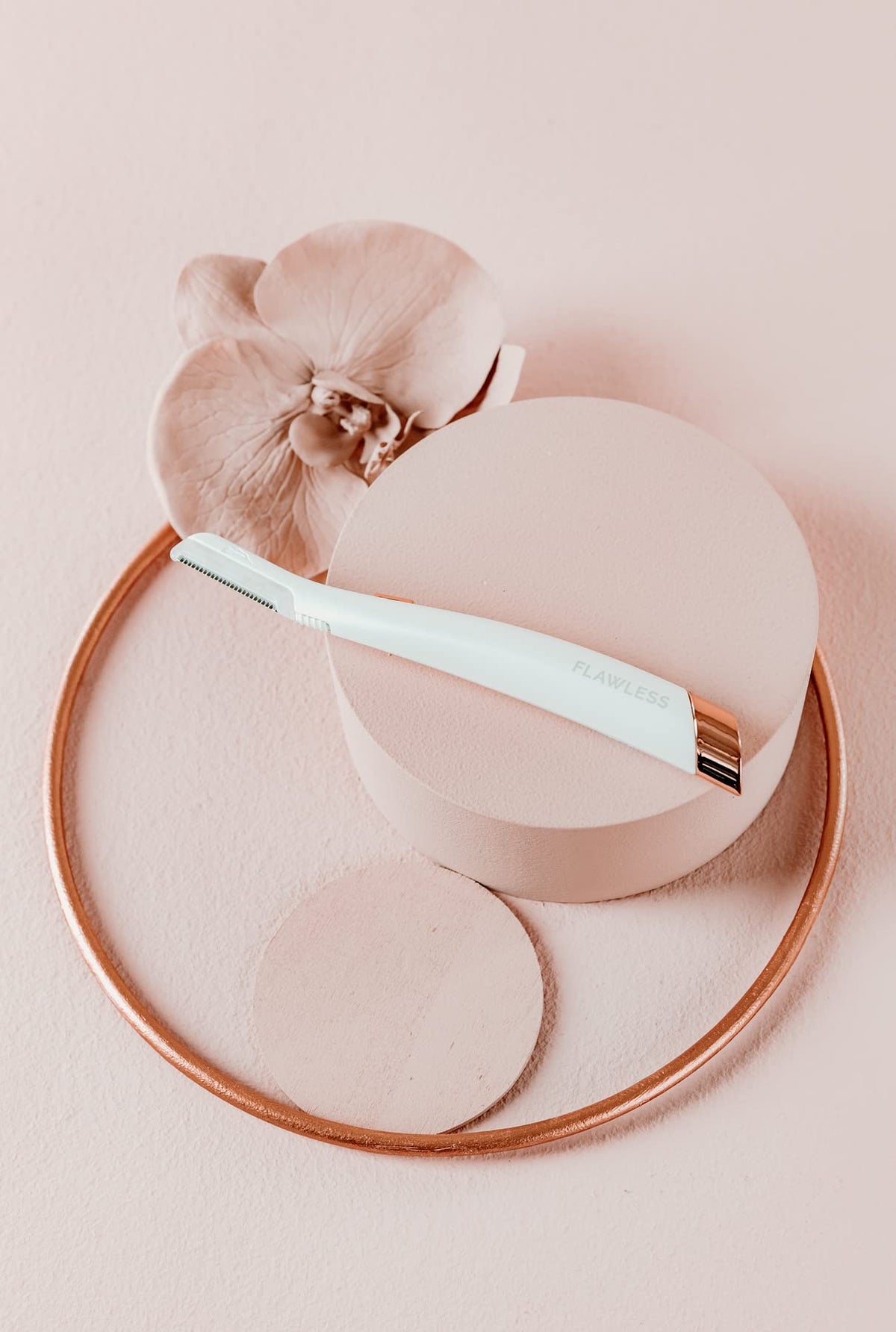 Finishing Touch Flawless Dermaplane Glo Lighted Facial - Flawless Official Imagery - 6