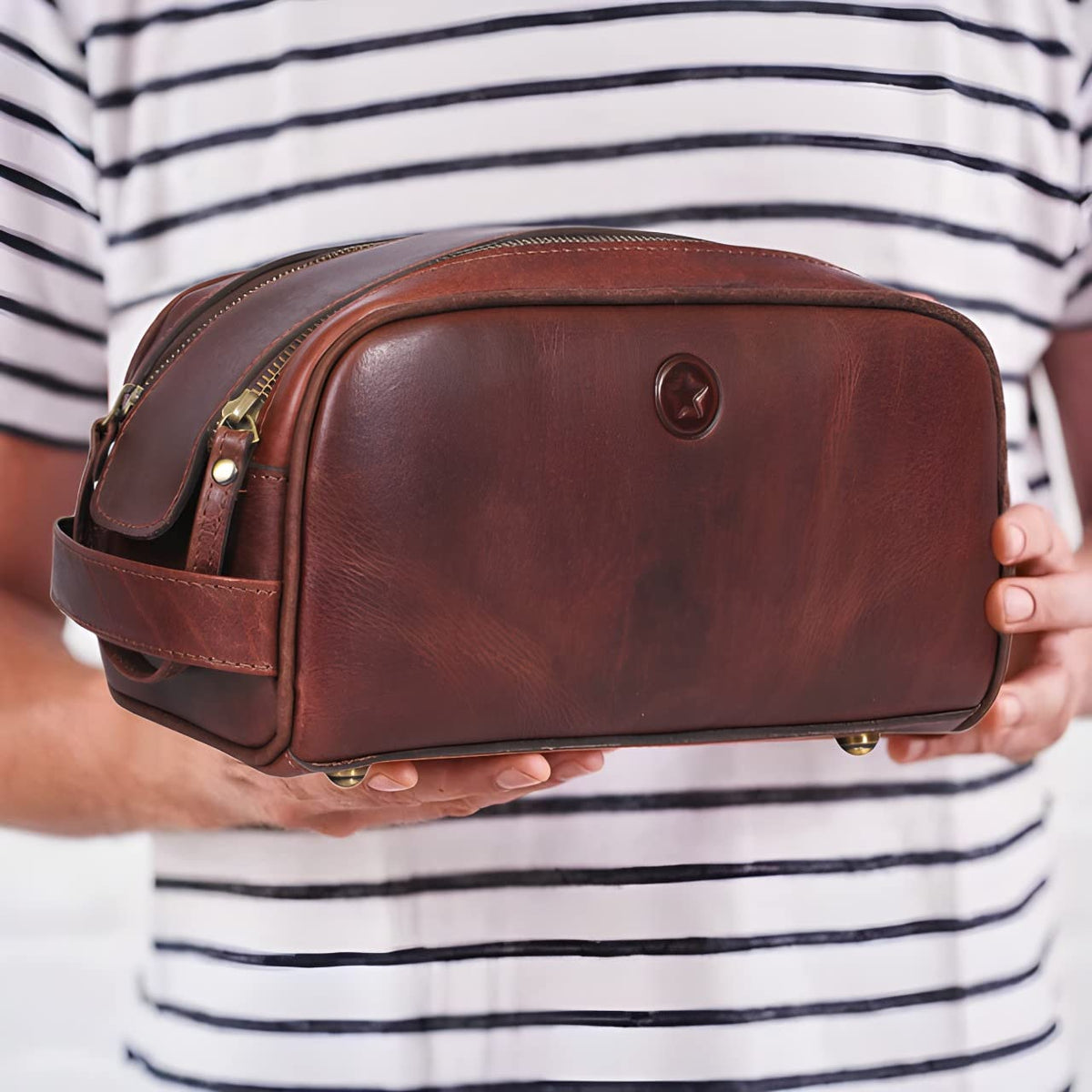 10 Premium Leather Toiletry Travel Pouch With Waterproof - AARON LEATHER GOODS VENDIMIA ESTILO Official Imagery - 5