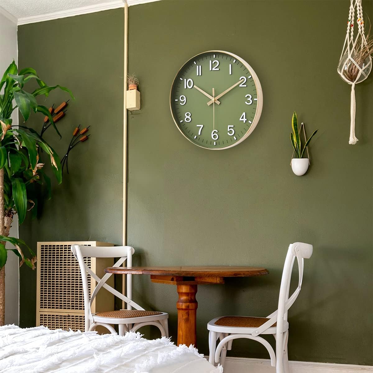 HZDHCLH 12-inch battery-operated wall clock with a modern design, silent non-ticking mechanism, suitable for home or office decor.
