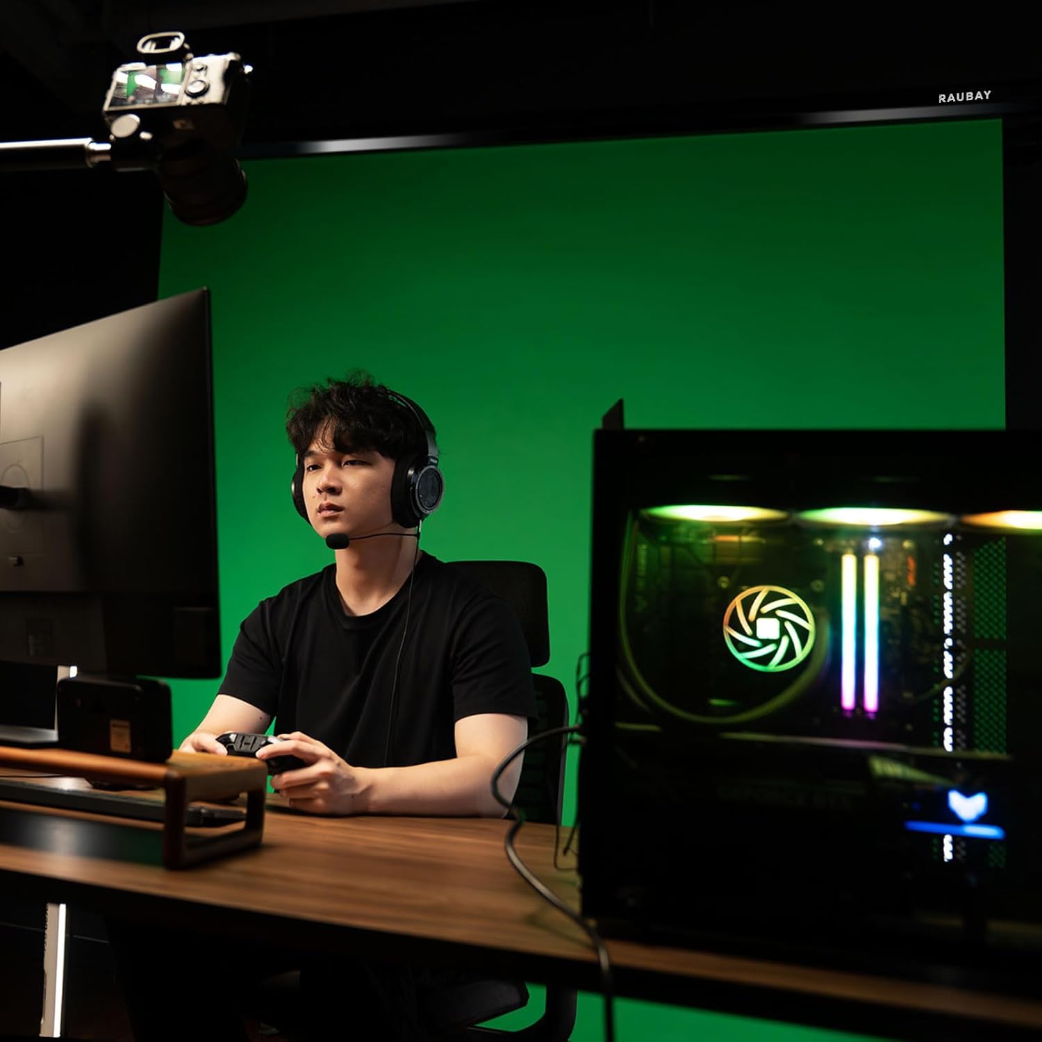 RAUBAY motorized pull-down green screen, 78.7 x 86.6 inches, collapsible wall-mount, ideal for video recording and photography.