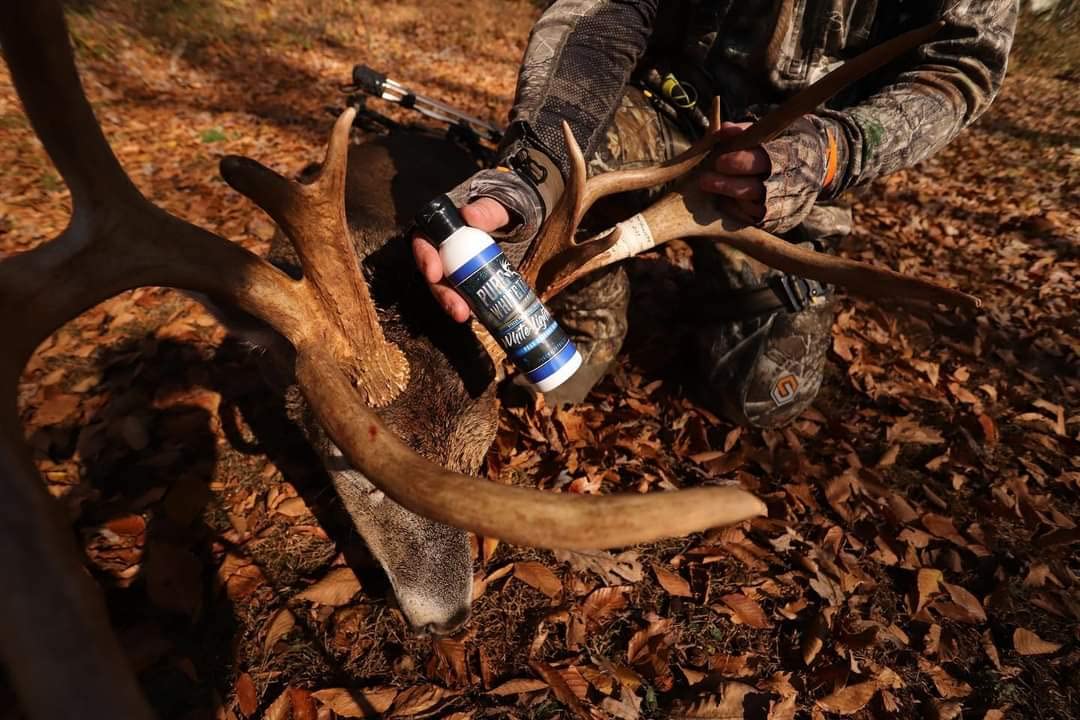 White Lightning Peak Estrous Urine Doe in Rut Scent - Pure Whitetail Official Imagery - 4