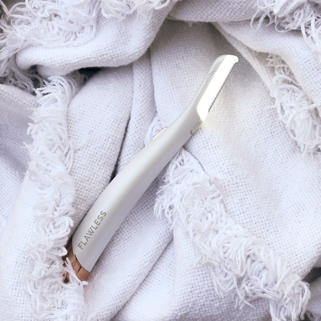 Finishing Touch Flawless Dermaplane Glo Lighted Facial - Flawless Official Imagery - 4