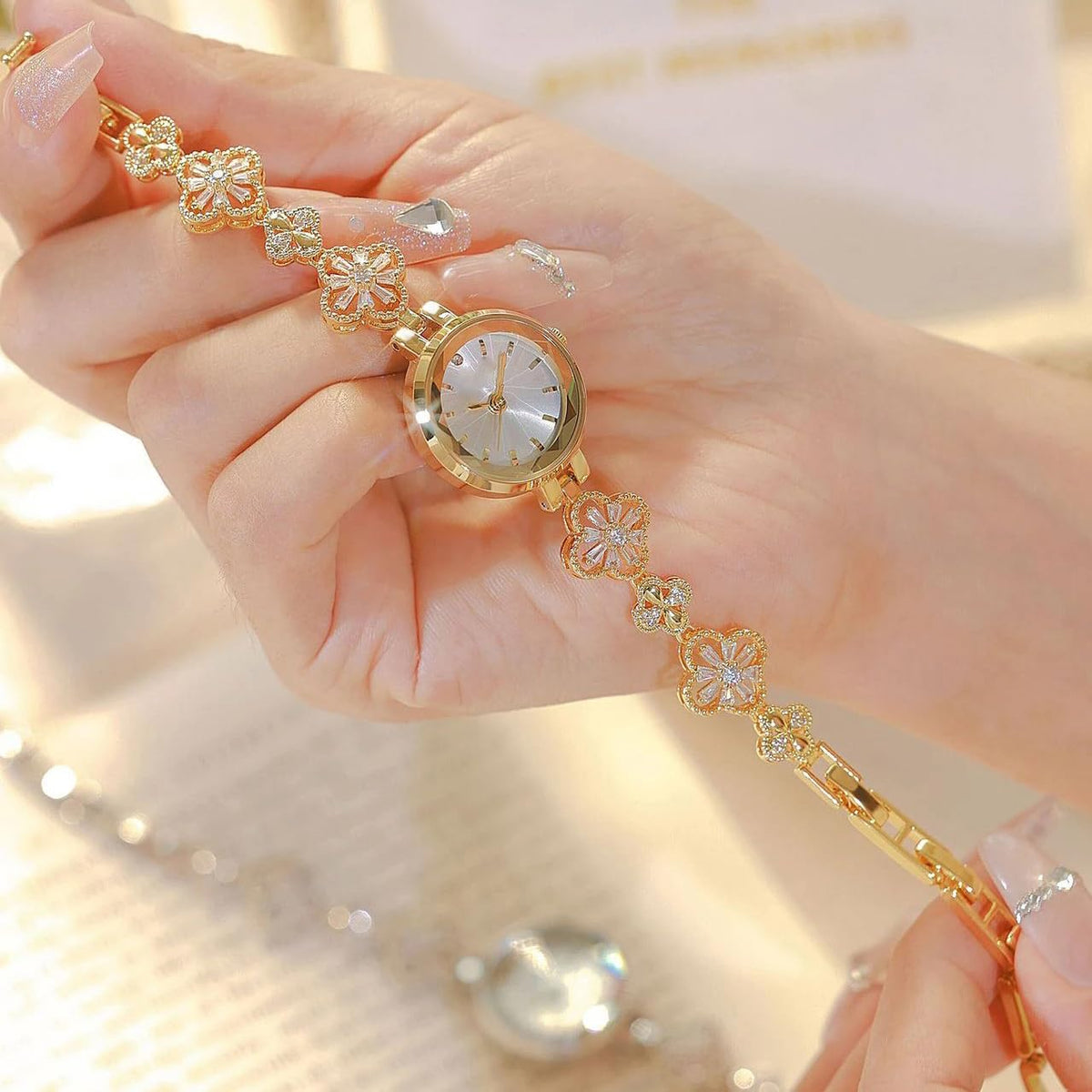 BESTKANG Luxury Ladies Hollow Four Leaf Grass Bracelet Chain - BESTKANG Official Imagery - 4
