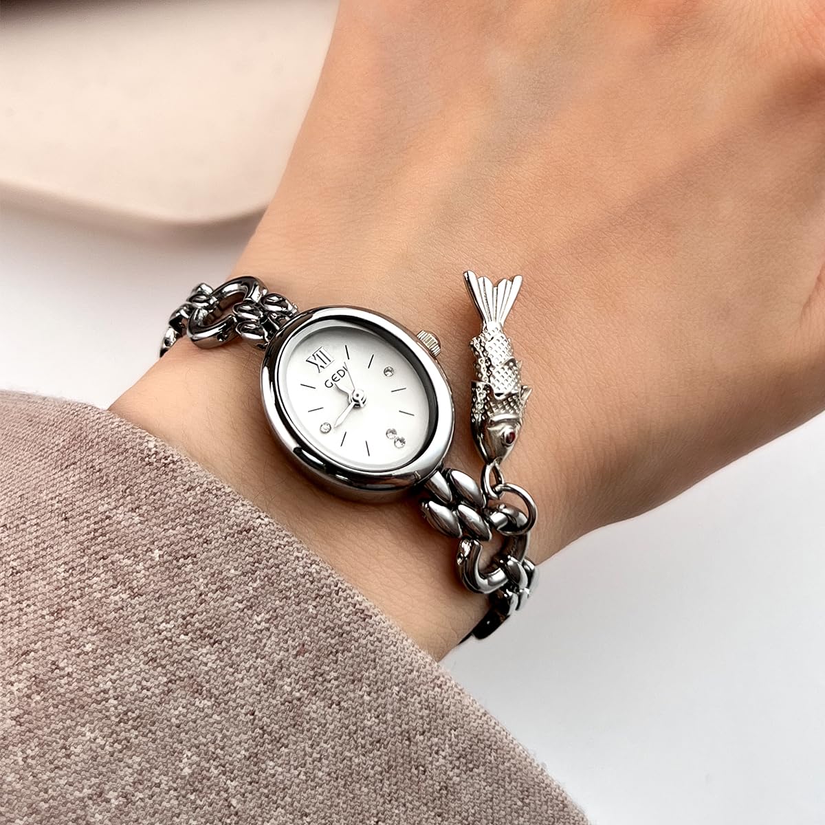 Fashion Vintage Gold Oval Quartz Watches for Women - CARLIEN Official Imagery - 4
