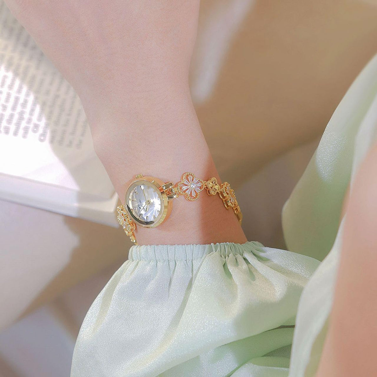 Gosasa Vintage Gold Watch for Women Hollow Four Leaf Chain - Gosasa Official Imagery - 4